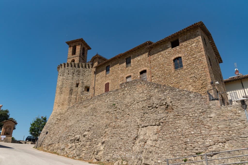 Il castello di Gaglietole sul ciglio della collina.