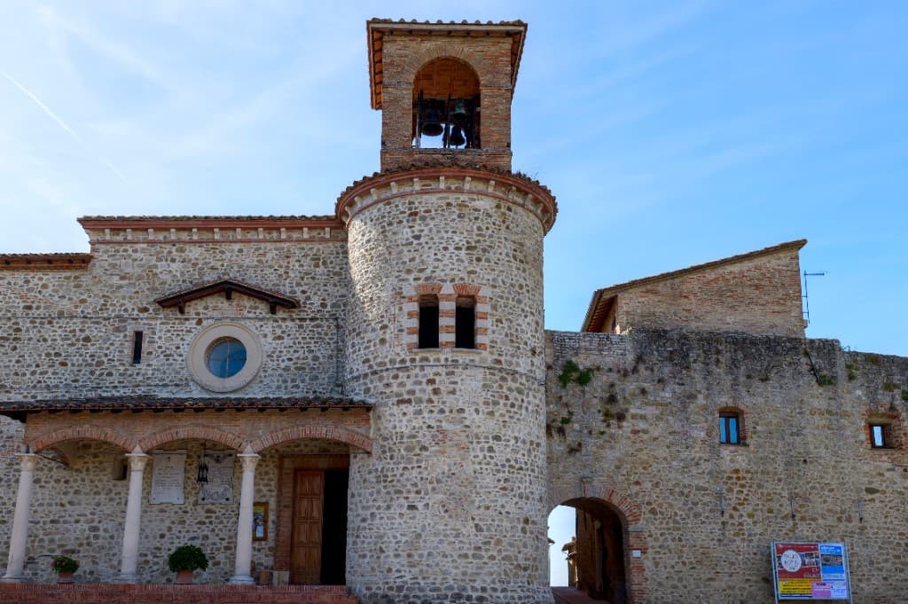 La chiesa di Piedicolle, con il campanile e il portico in pietra.